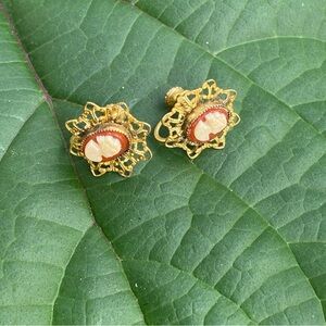 Vintage Cameo Screw Back Earrings Filigree Edge Gold Tone
